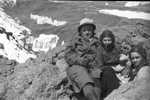 Jiří Hanzelka a Miroslav Zikmund, výstup na Kilimandžáro 1948 spolu s Helenou Lukešovou a Ruth Lányovou. Muzeum jihovýchodní Moravy Zlín, Archiv H+Z